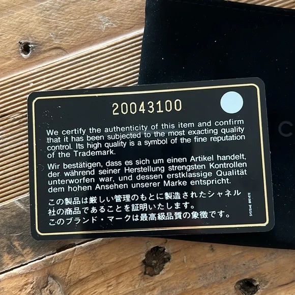 Authentic CHANEL card holder with original box, pouch and cards - Picture 6 of 13